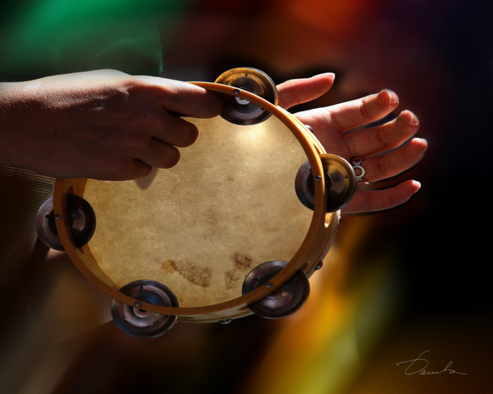 A little tambourine, it resonates the sound of inner music. Hit the inner ring for a more open sound and the outer for a more dry and close one.